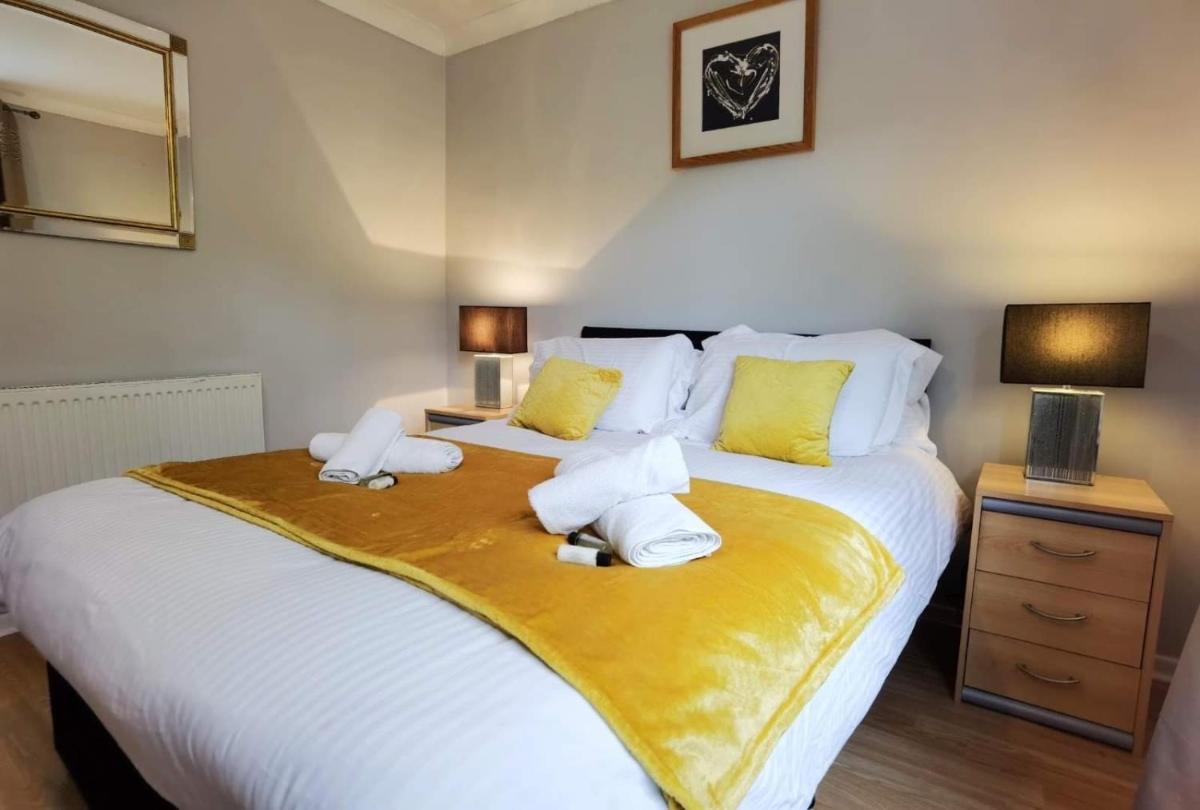Fourth Avenue, Lovely bungalow available for guests and contractors Parking wifi - Housity