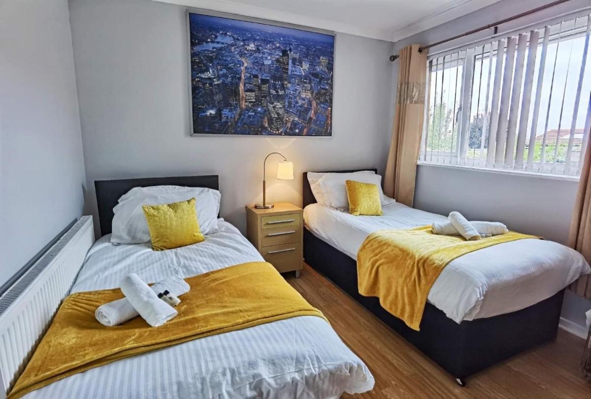 Fourth Avenue, Lovely bungalow available for guests and contractors Parking wifi - Housity