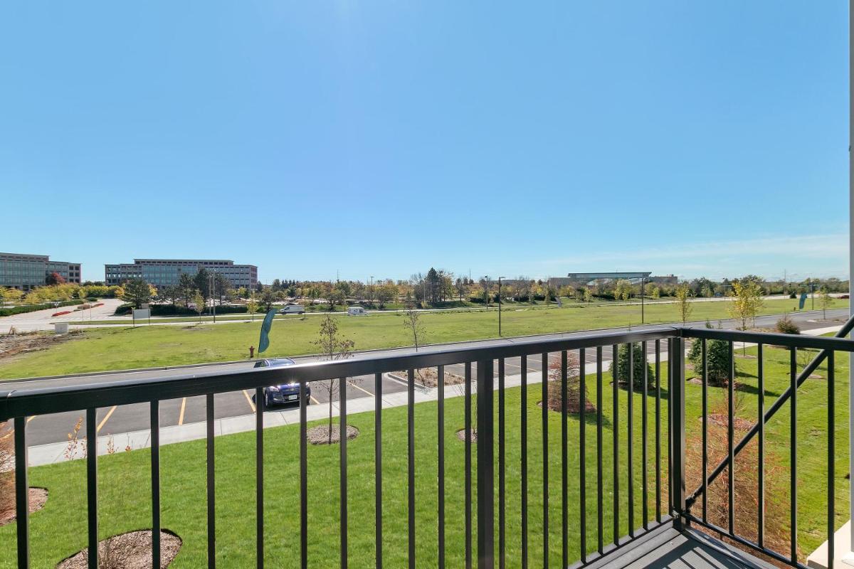 Modern Living 1BR Apt with In-Unit Laundry - Warrenville 1BR rep - Housity