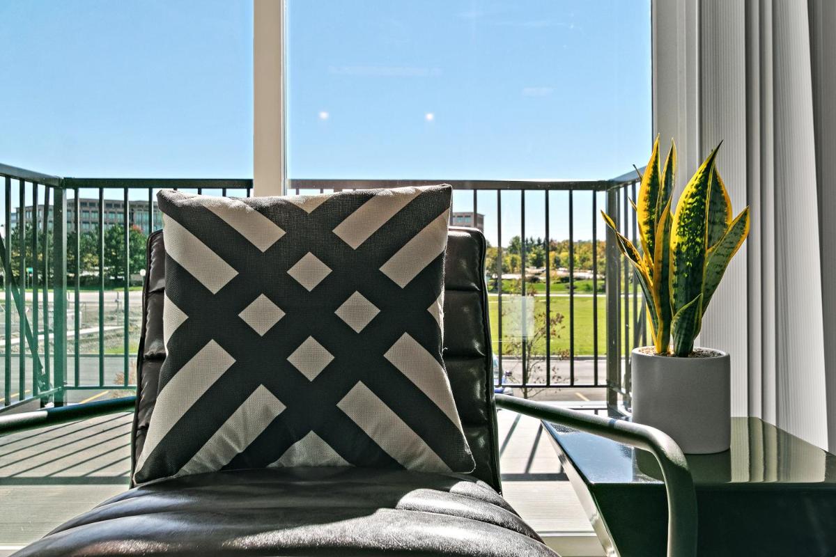 Modern Living 1BR Apt with In-Unit Laundry - Warrenville 1BR rep - Housity