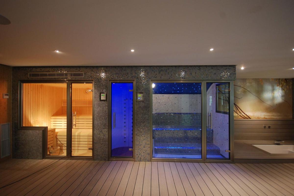 y baño con ducha grande acristalada y lavamanos. en Hotel Riviera, en Santa Susanna y baño con ducha grande acristalada y lavamanos. en Hotel Riviera, en Santa Susanna