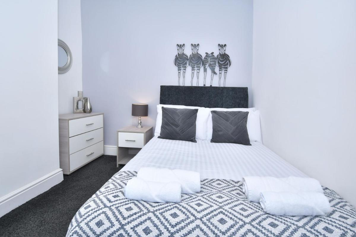 Pegasus House by YourStays 3 Bedroom in Home Heart of Stoke - Housity