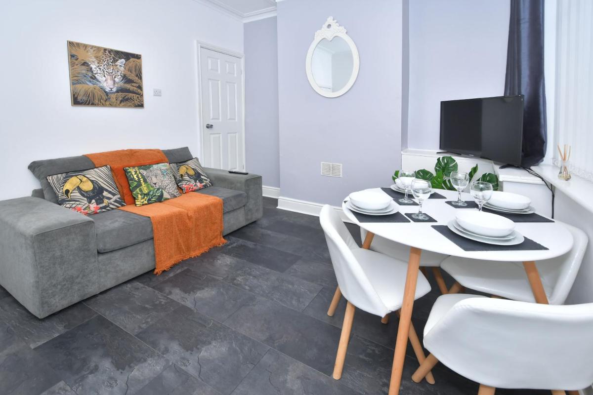 Pegasus House by YourStays 3 Bedroom in Home Heart of Stoke - Housity