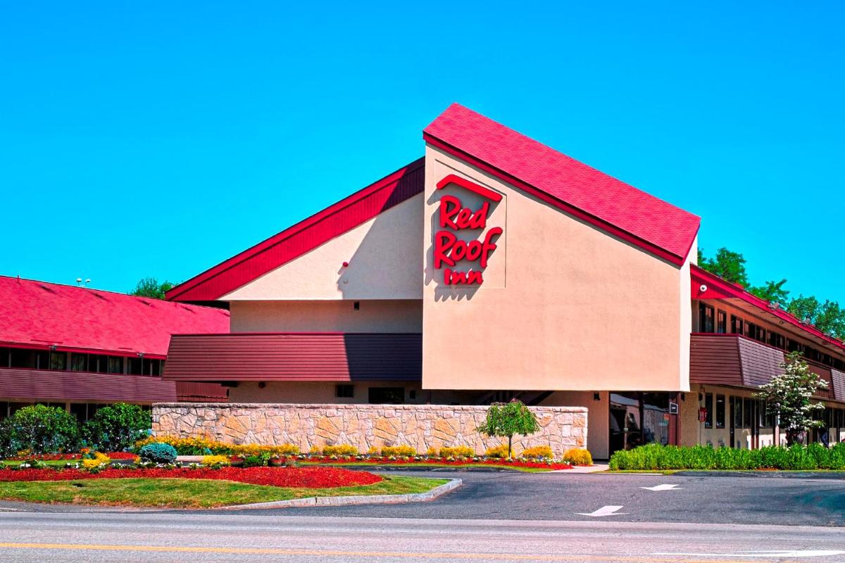 Red Roof Inn Edison - Housity