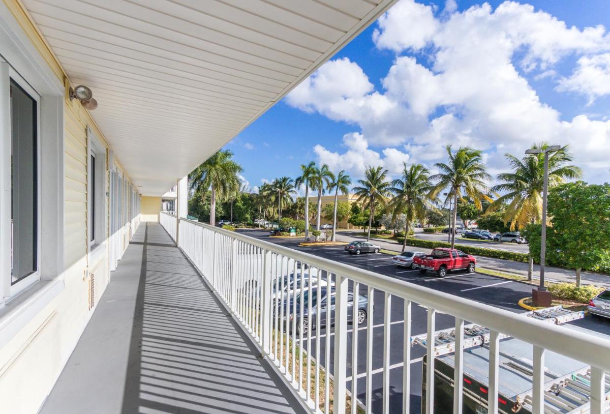 HomeTowne Studios by Red Roof Fort Lauderdale - Housity