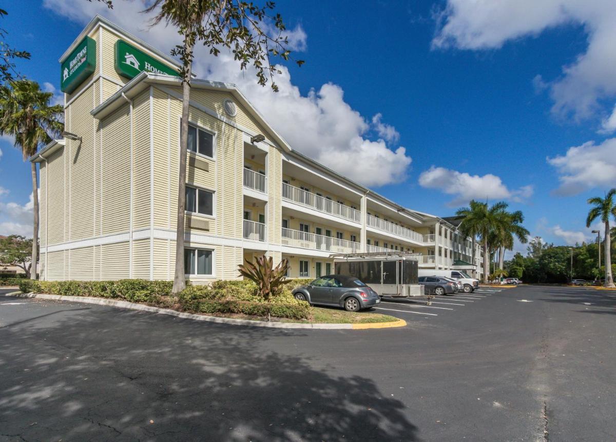 HomeTowne Studios by Red Roof Fort Lauderdale - Housity