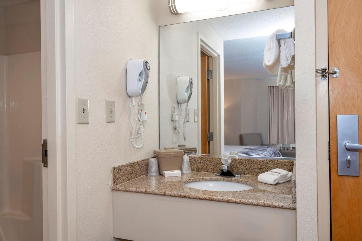 Red Roof Inn Clifton Park - Housity