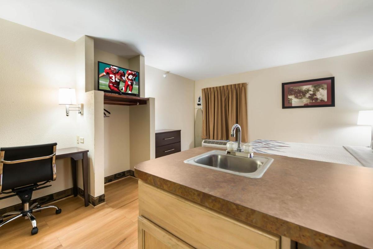 Econo Lodge Inn & Suites - Housity