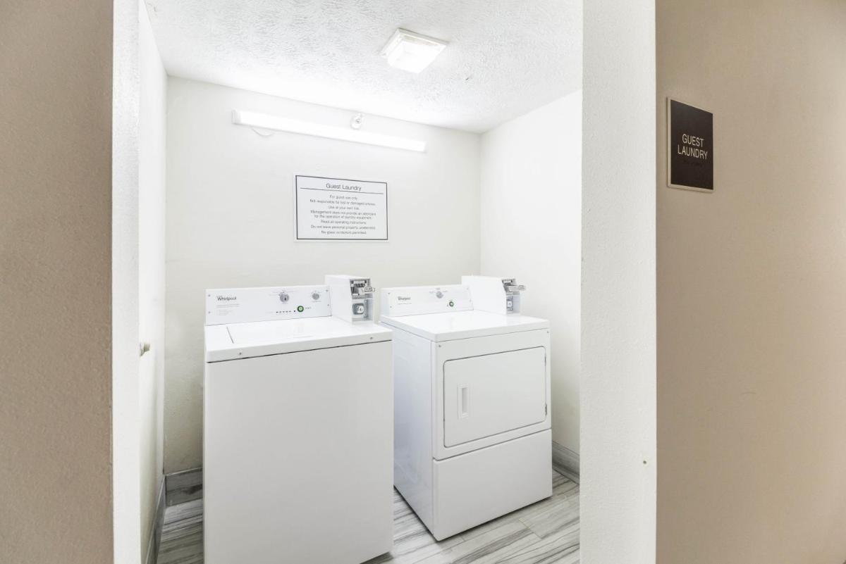 Red Roof Inn Cadiz - Housity