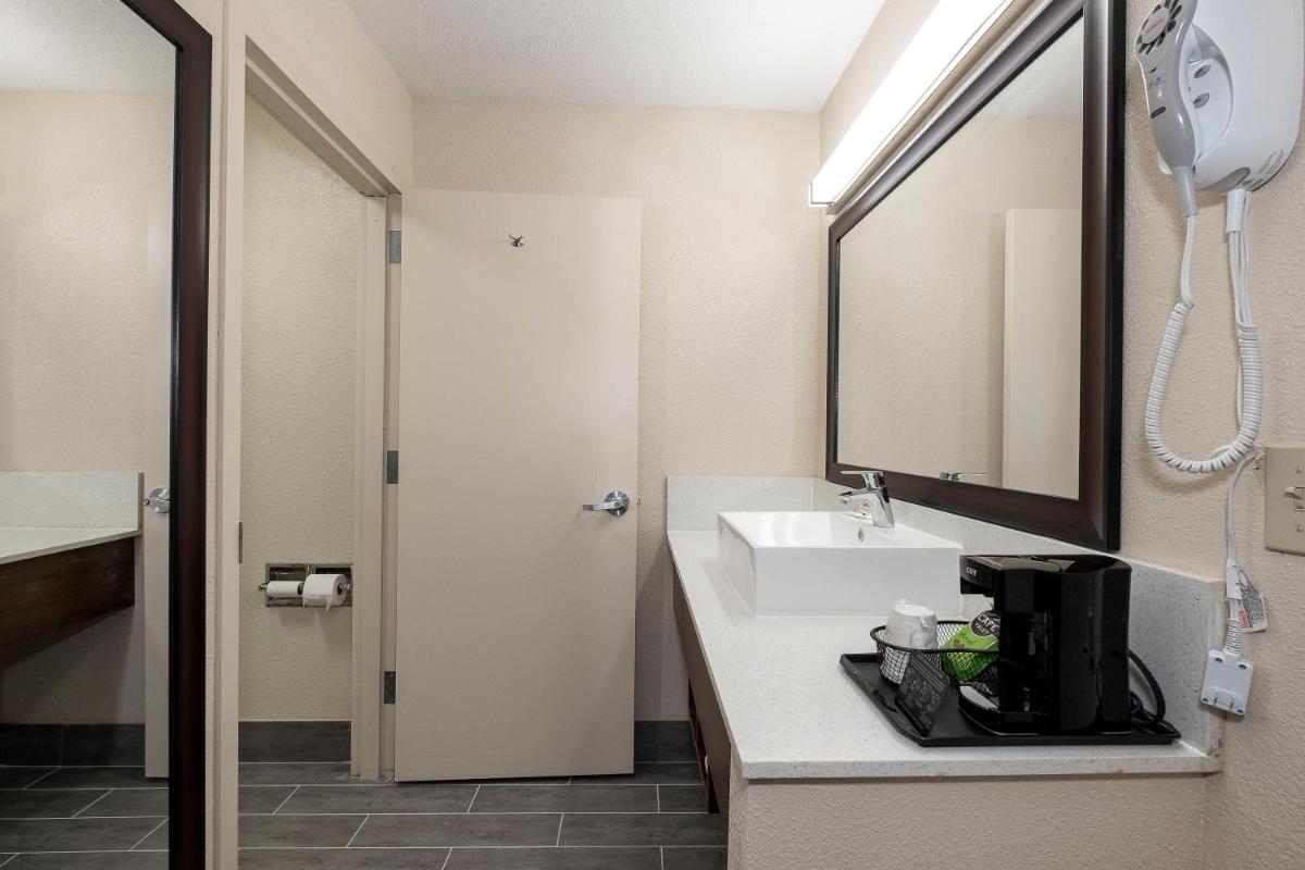 Red Roof Inn Freehold - Housity