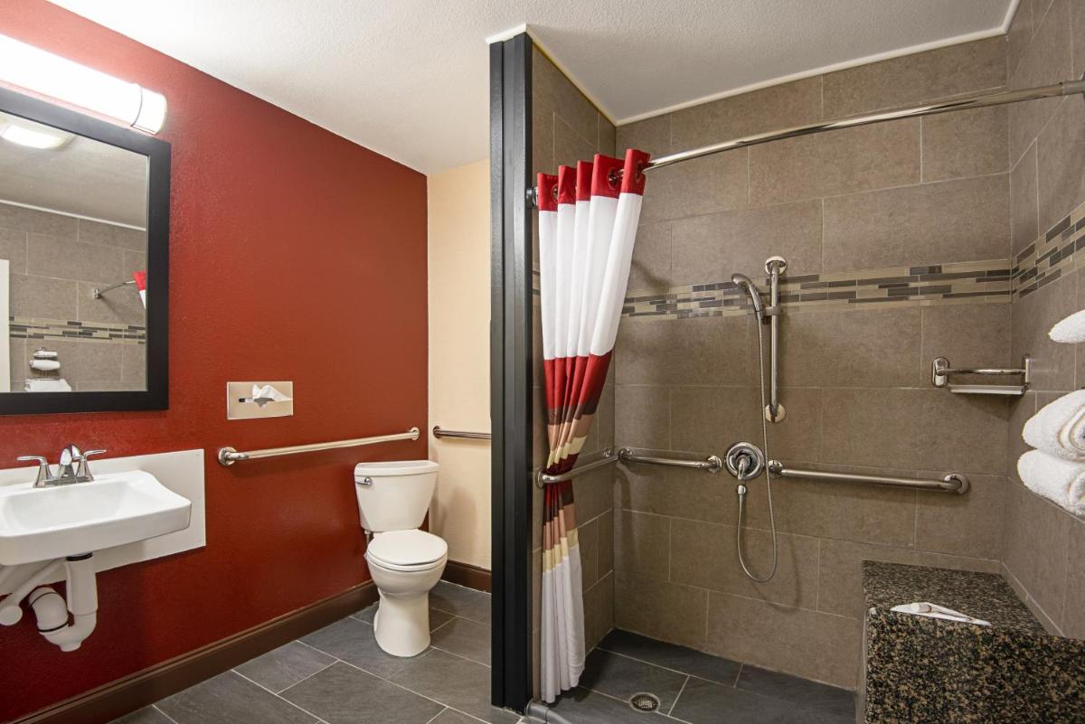 Red Roof Inn Cameron - Housity