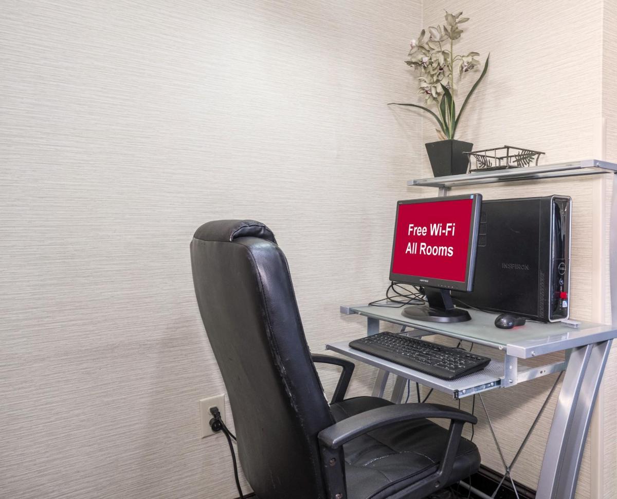 Red Roof Inn Ames - Housity