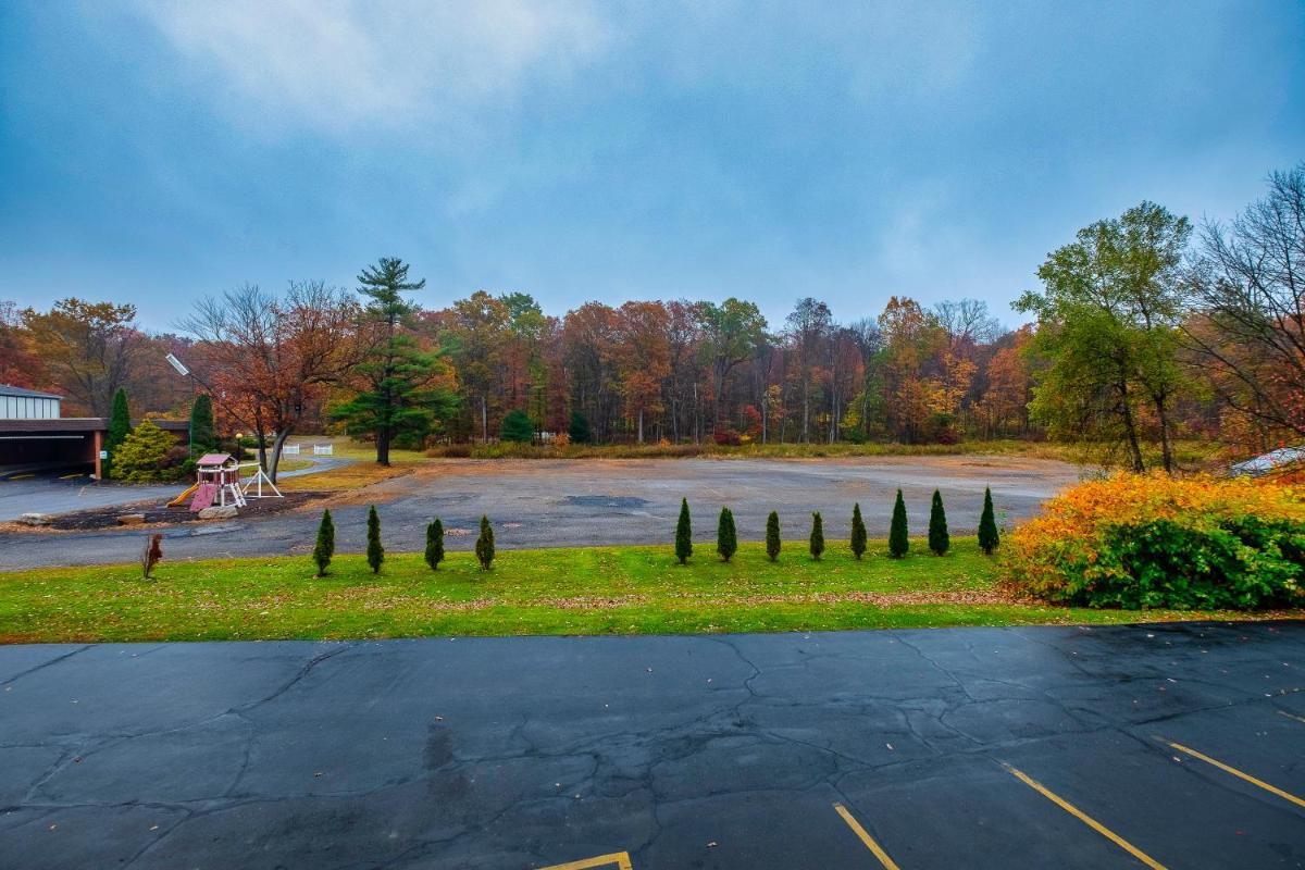 Red Roof Inn & Suites Hazleton - Housity