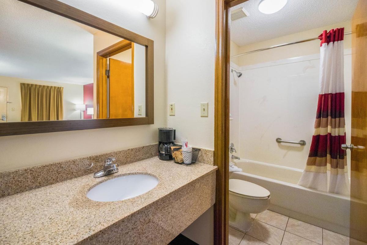 Red Roof Inn Clarksville - Housity