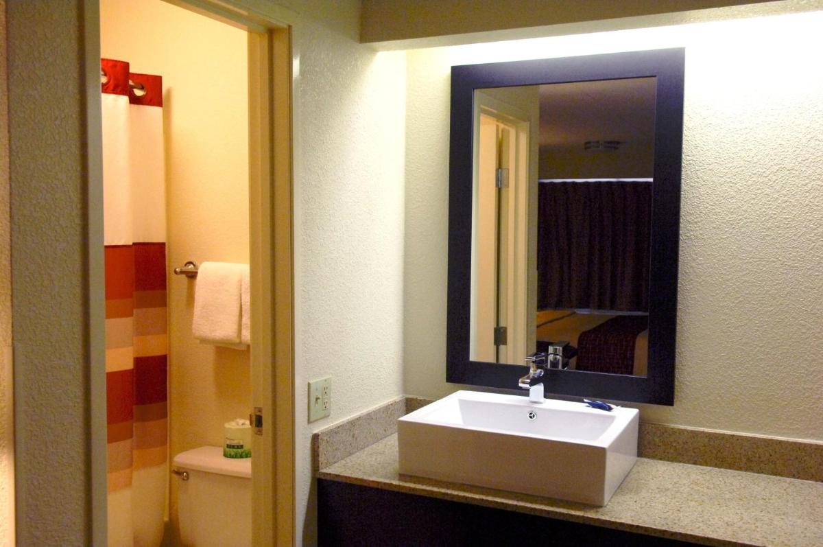Red Roof Inn PLUS+ Statesville - Housity