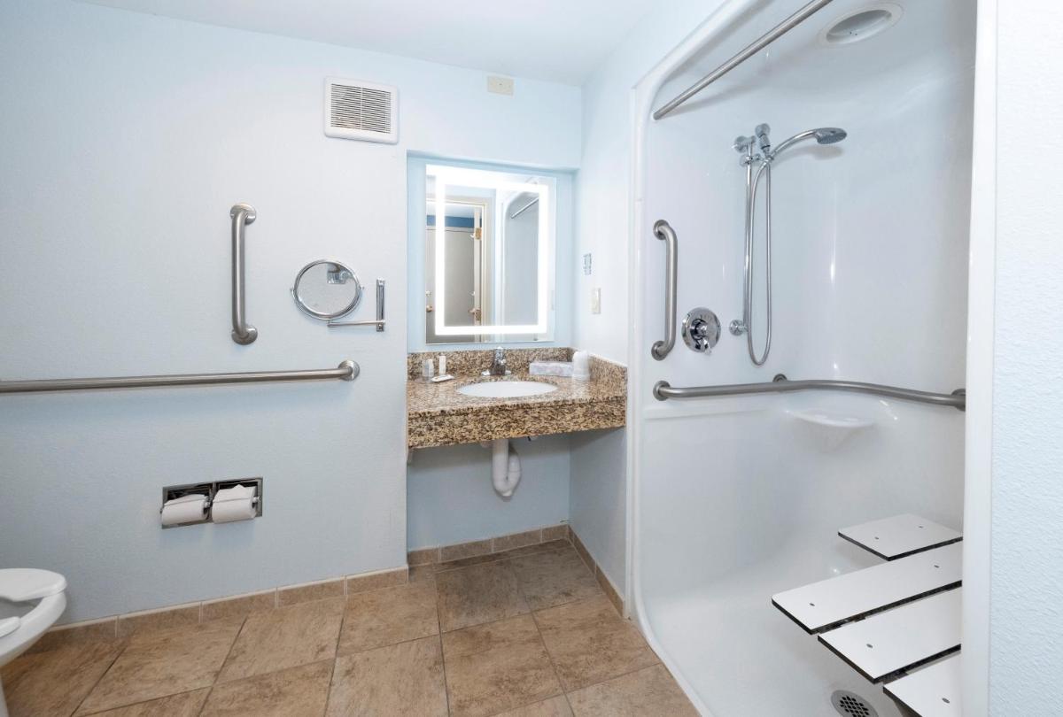 HomeTowne Studios by Red Roof Wilmington - New Castle - Housity
