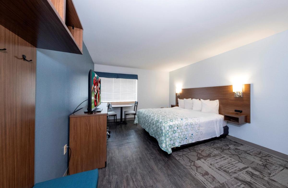 HomeTowne Studios by Red Roof Wilmington - New Castle - Housity