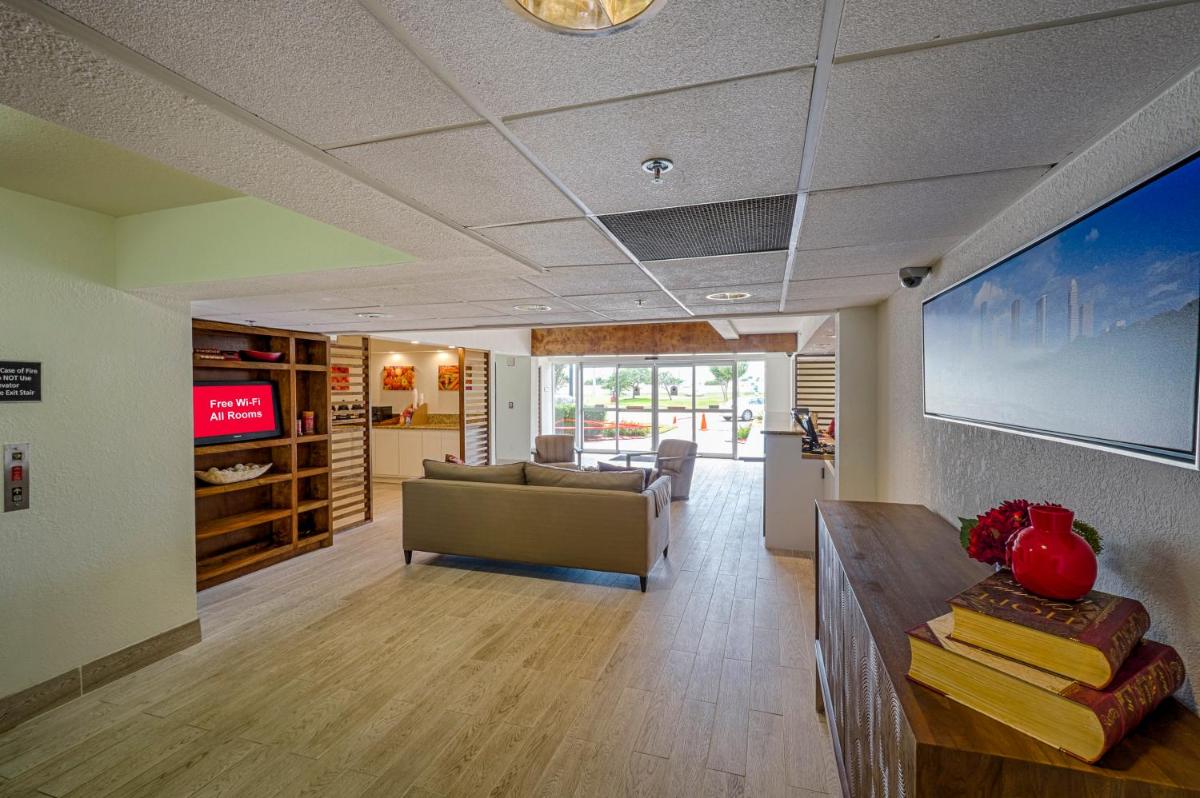 Red Roof Inn PLUS+ Houston - Energy Corridor - Housity