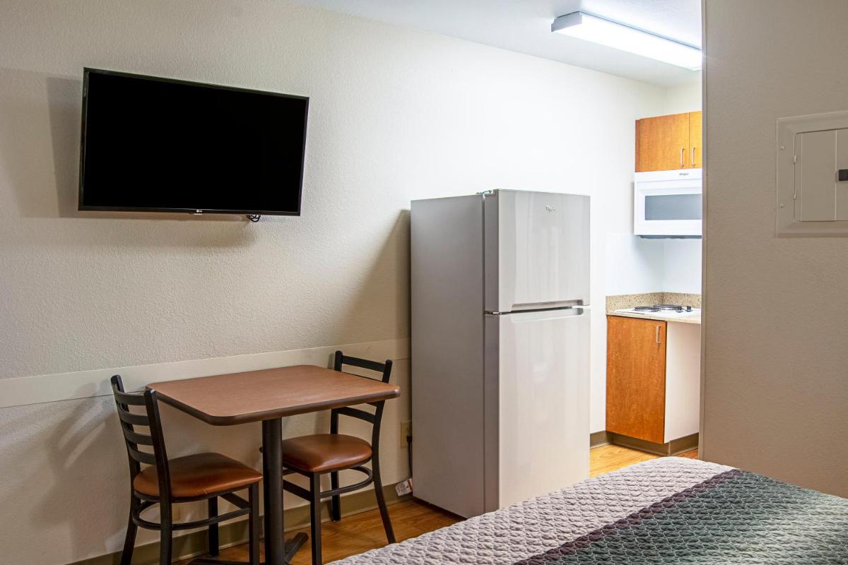 HomeTowne Studios by Red Roof Salem, OR - Housity
