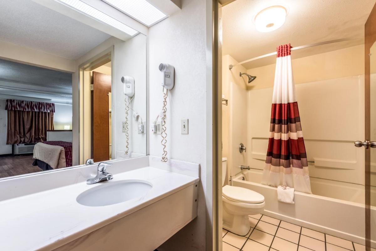 Red Roof Inn & Suites Clinton, TN - Housity