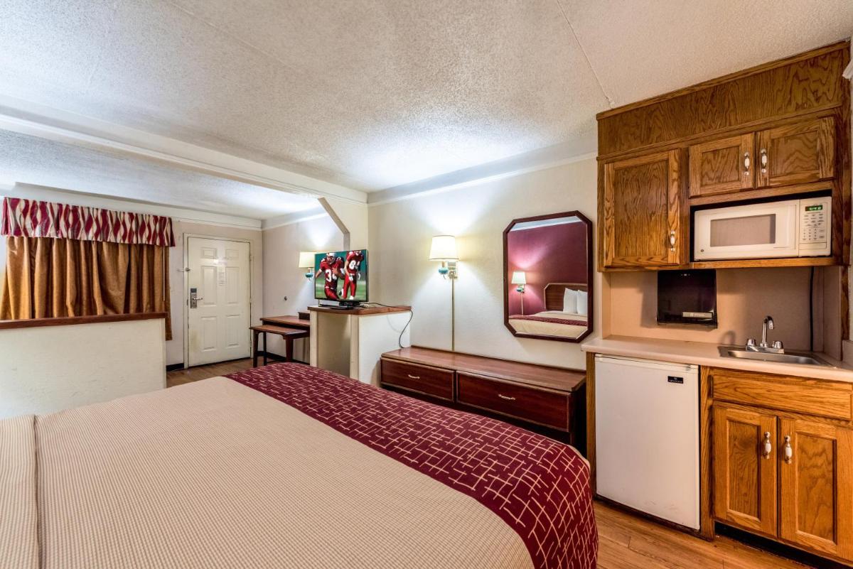 Red Roof Inn & Suites Clinton, TN - Housity
