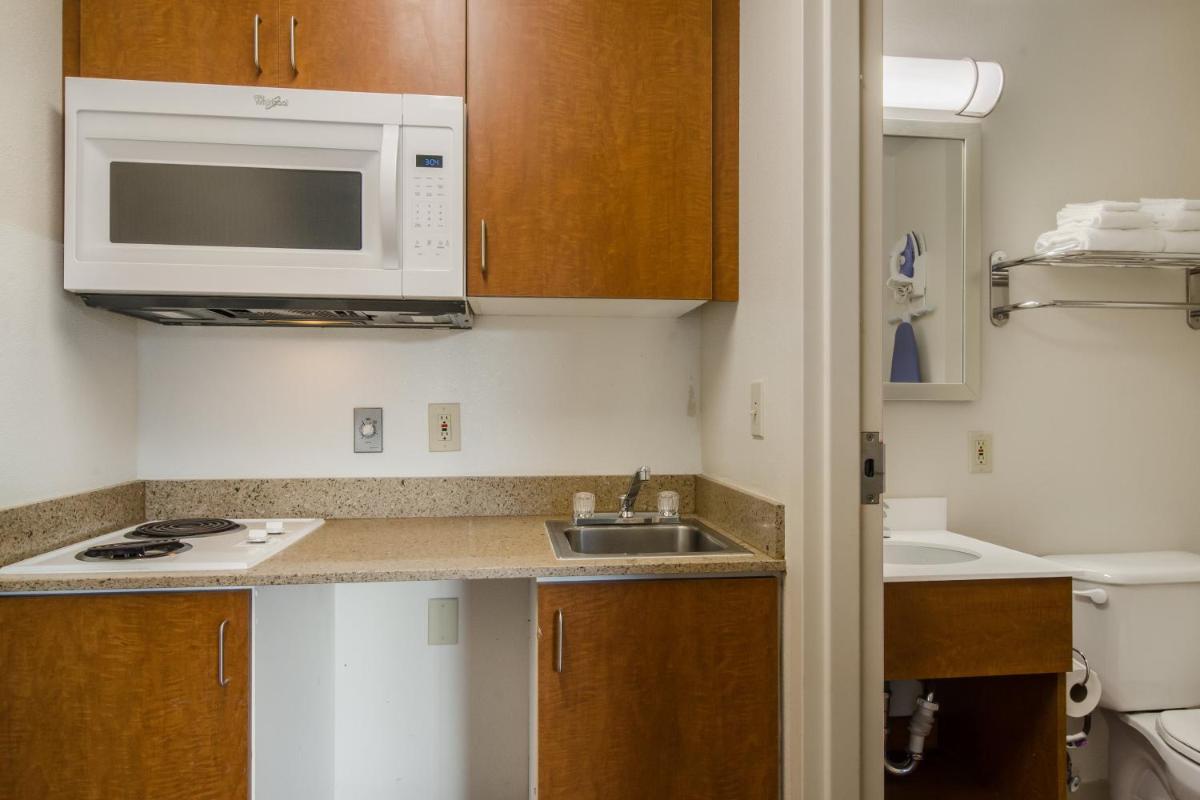 HomeTowne Studios by Red Roof Denver - Glendale/ Cherry Creek - Housity