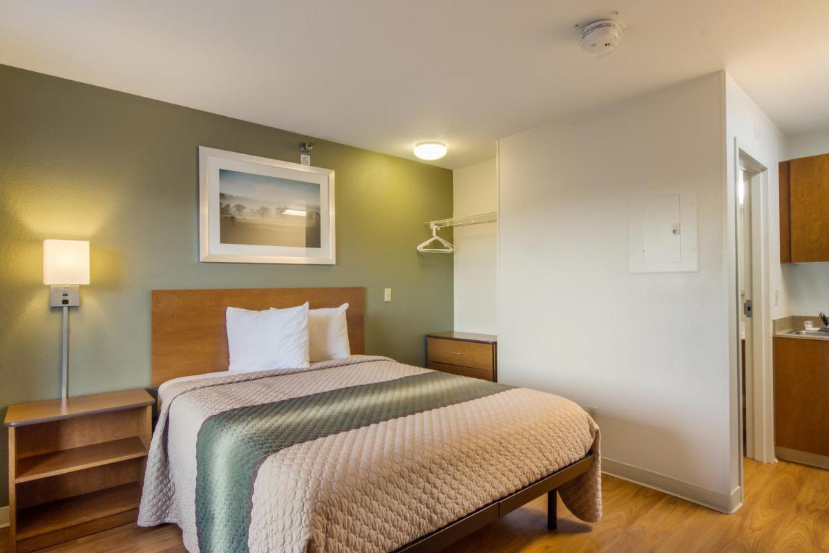 HomeTowne Studios by Red Roof Denver - Glendale/ Cherry Creek - Housity