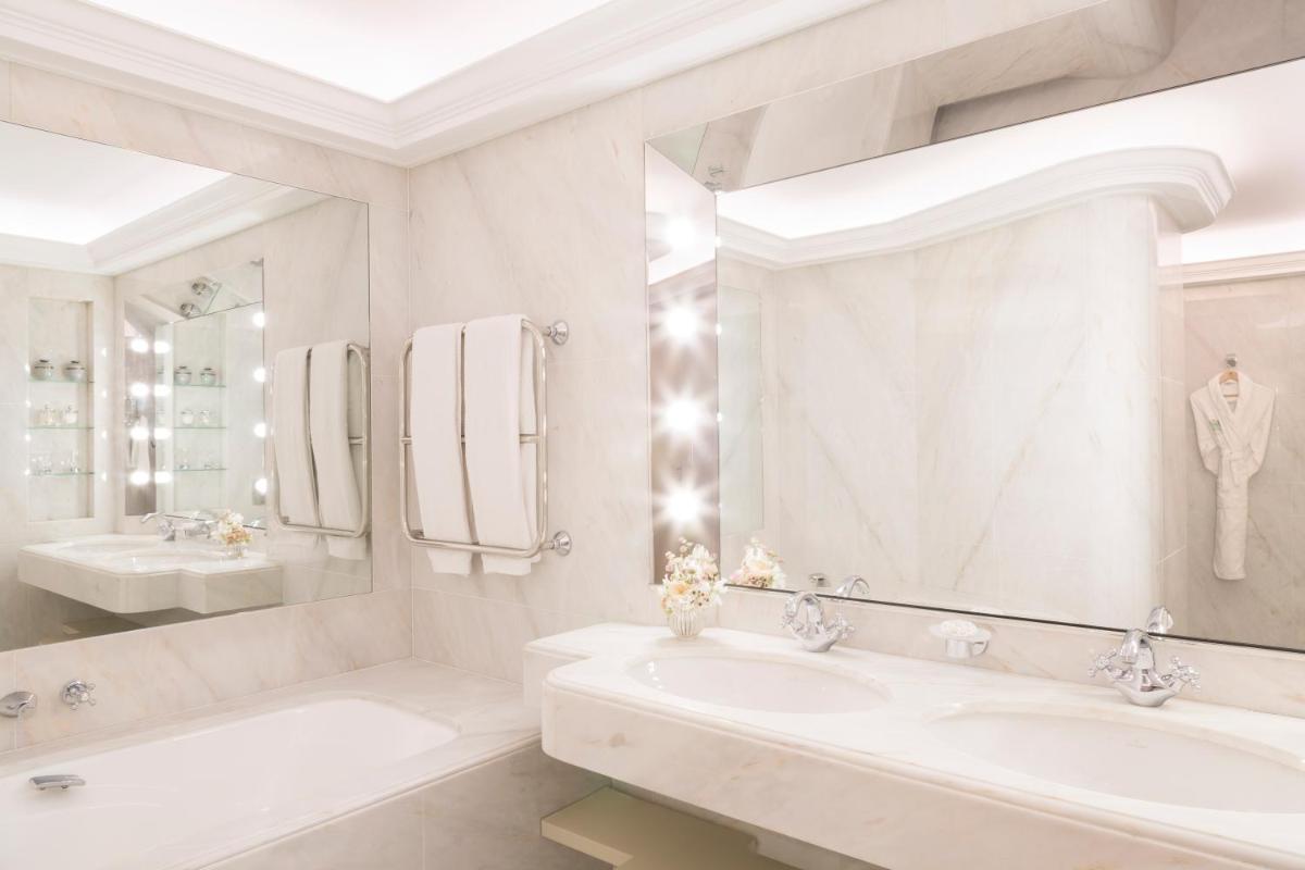 Salle de bains dans l'établissement Le Bristol Paris, Oetker Hotels