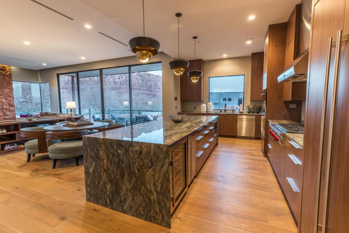 Padre Canyon Residences - Double Masters and King Suite with Pool - Housity