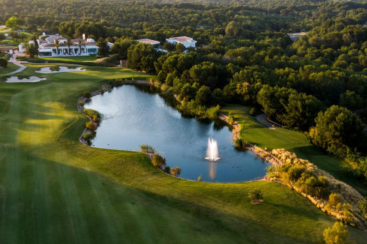 Las Colinas Golf & Country Club Residences - Housity