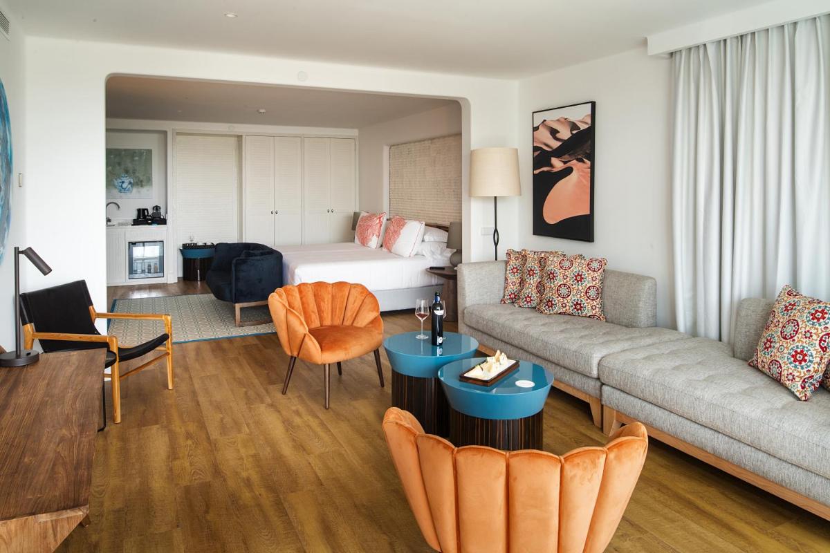 una sala de estar con un sofá y una cama en Hotel Fariones, en Puerto del Carmen
