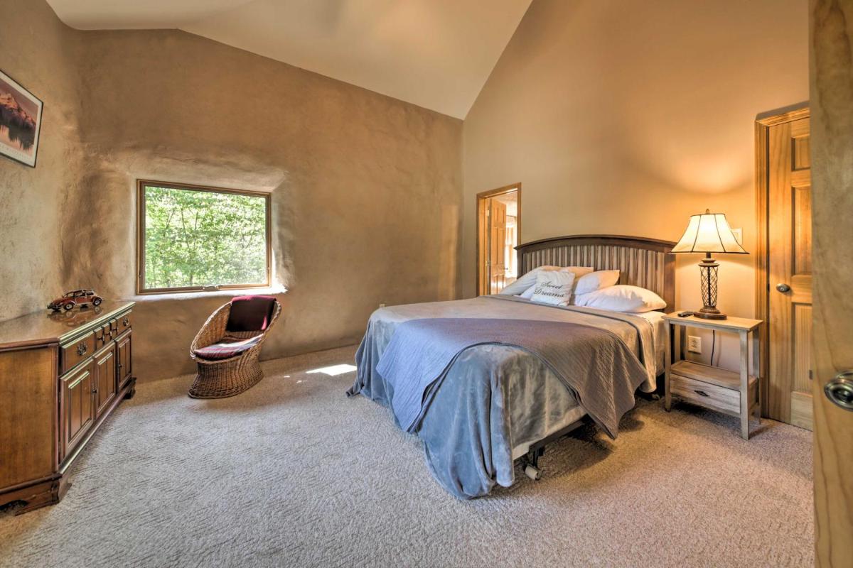 Peaceful Custom Carbondale Home with Pool, Near SIU! - Housity