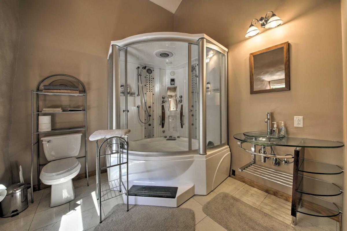 Peaceful Custom Carbondale Home with Pool, Near SIU! - Housity