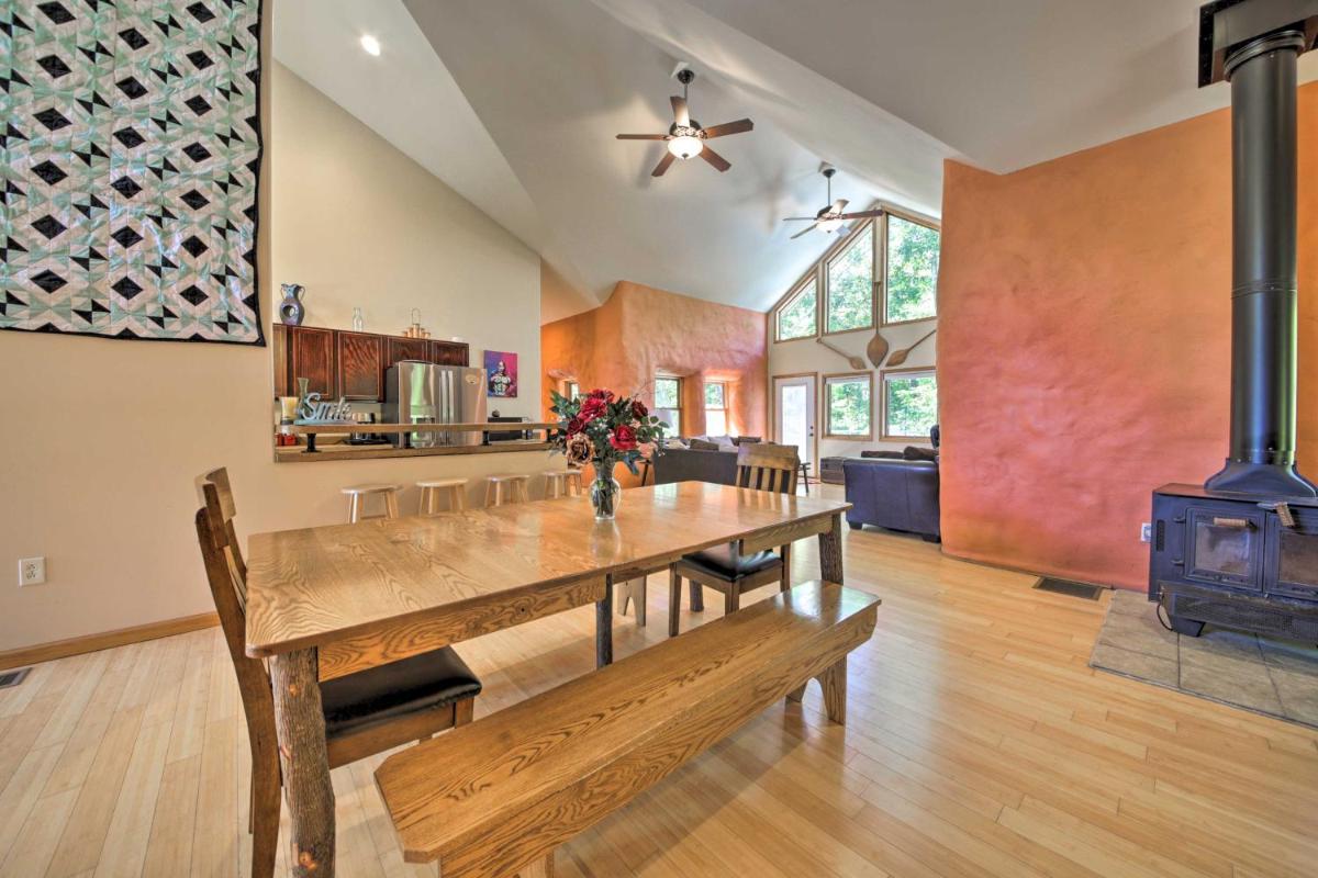 Peaceful Custom Carbondale Home with Pool, Near SIU! - Housity