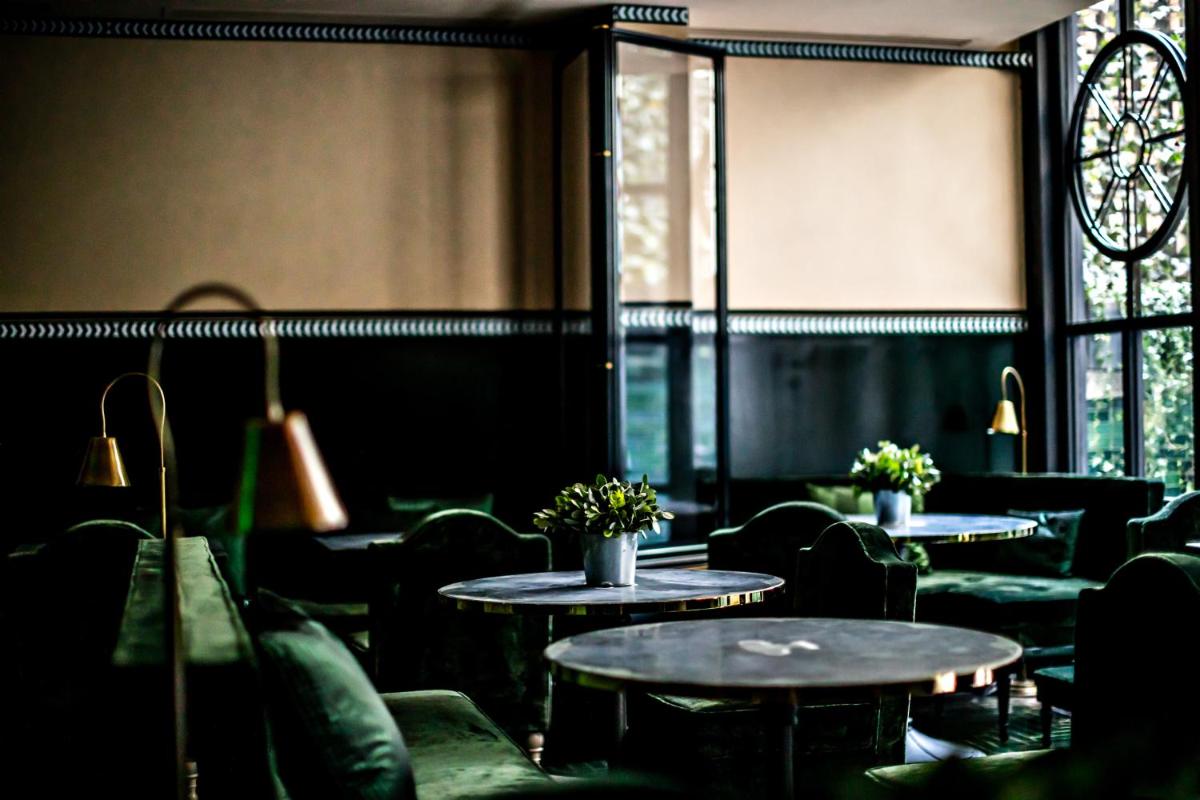 Coin salon dans l'établissement Monsieur George Hotel & Spa - Champs-Elysées