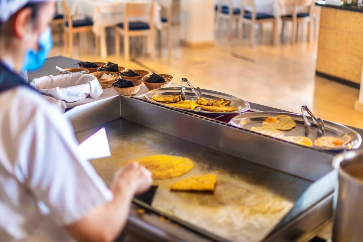 Comida en o cerca de este hotel