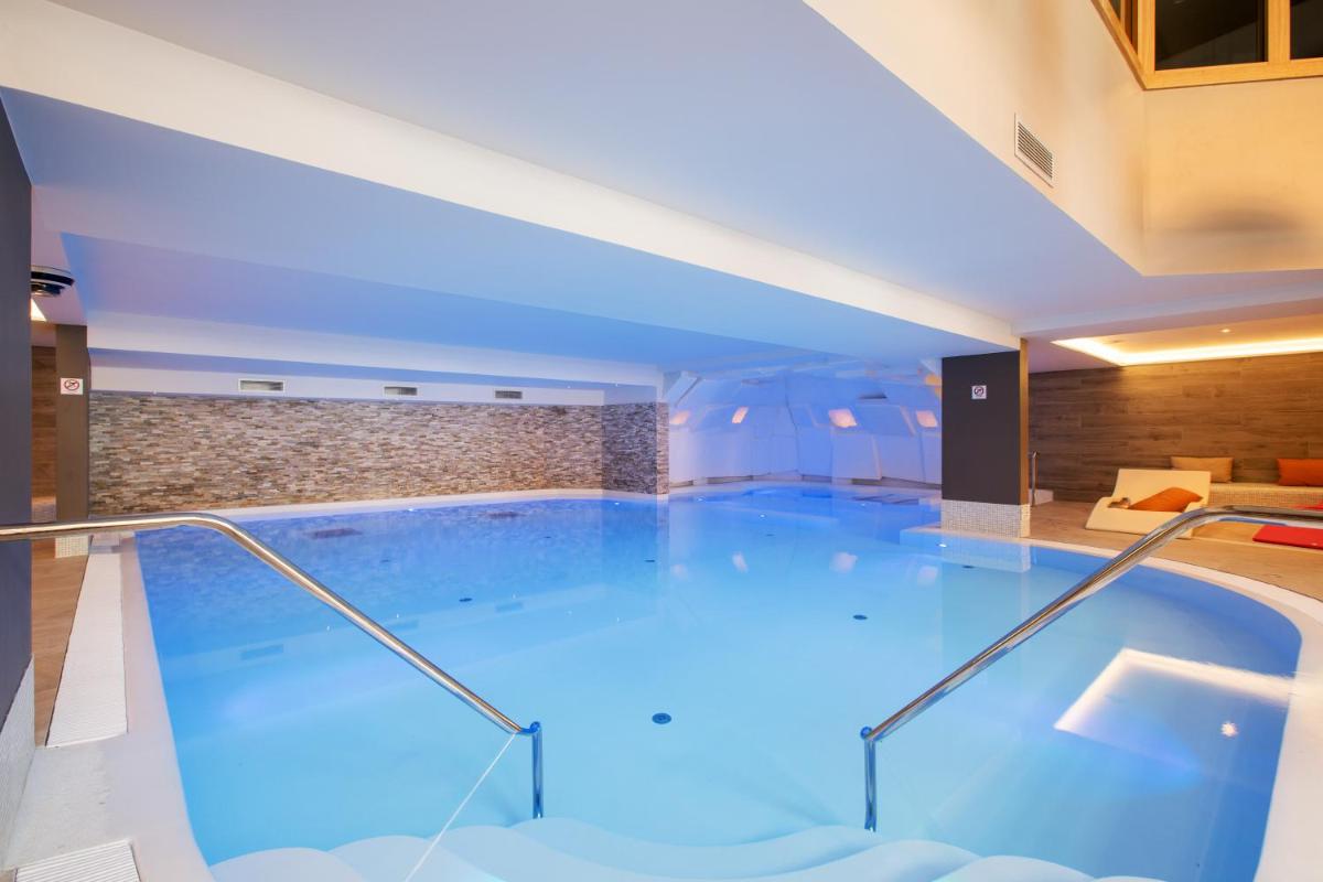 Piscine de l'établissement Résidence Pierre & Vacances Premium L'Hévana ou située à proximité