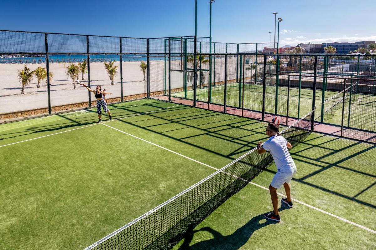 Instalaciones para jugar a tenis o squash en Barceló Fuerteventura Mar o alrededores