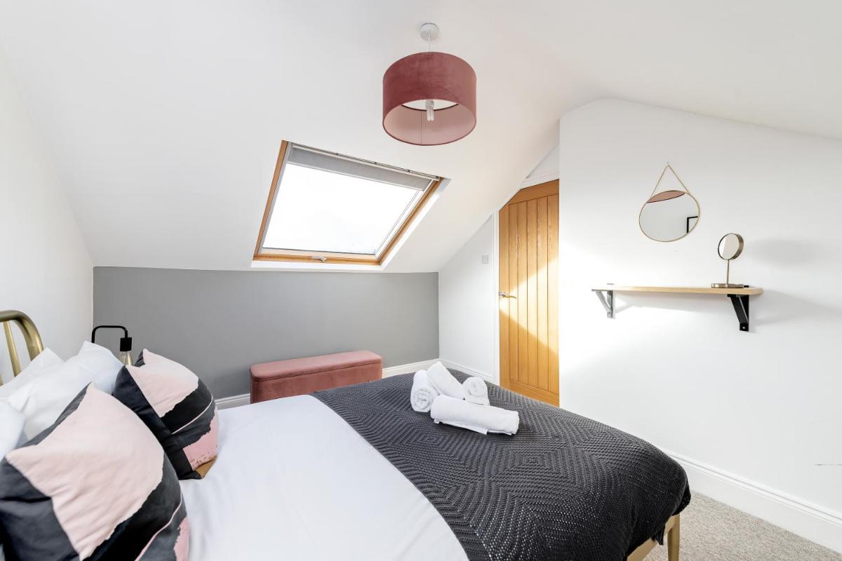 Modern & Spacious 2 Bedroom Maisonette - Housity