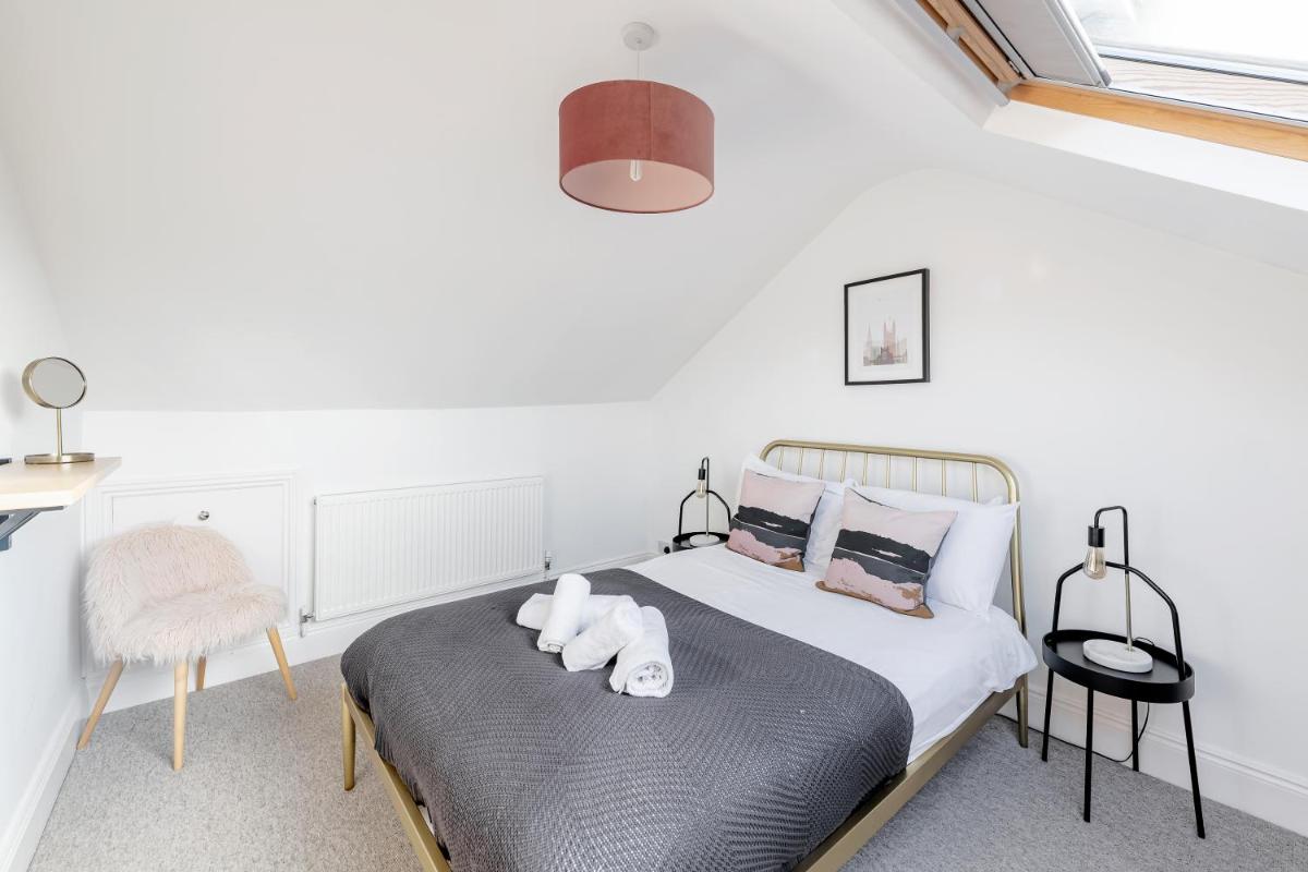 Modern & Spacious 2 Bedroom Maisonette - Housity