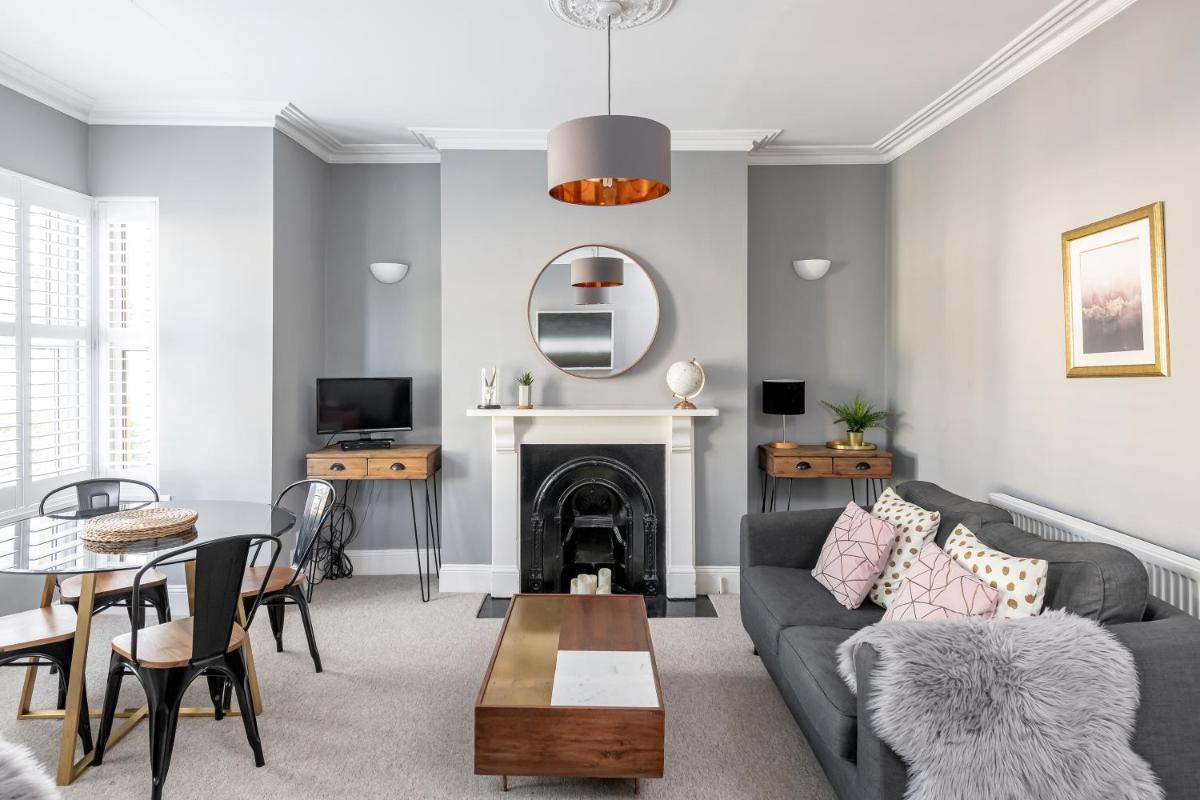 Modern & Spacious 2 Bedroom Maisonette - Housity