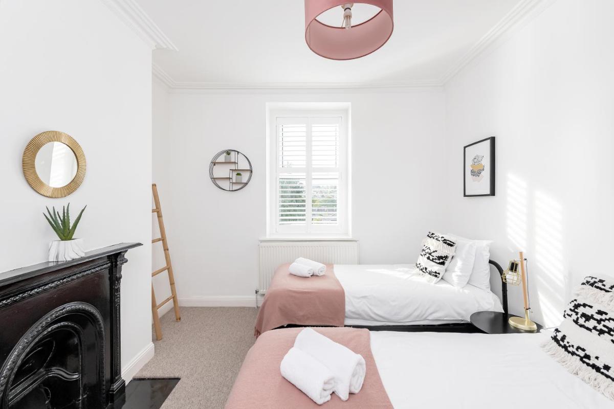 Modern & Spacious 2 Bedroom Maisonette - Housity