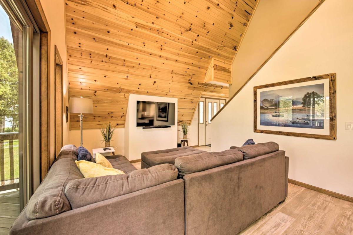 Rock River Waterfront Cabin Dock and Game Room! - Housity