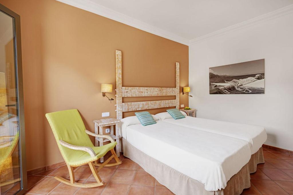 Cama o camas de una habitación en Hotel Es Port