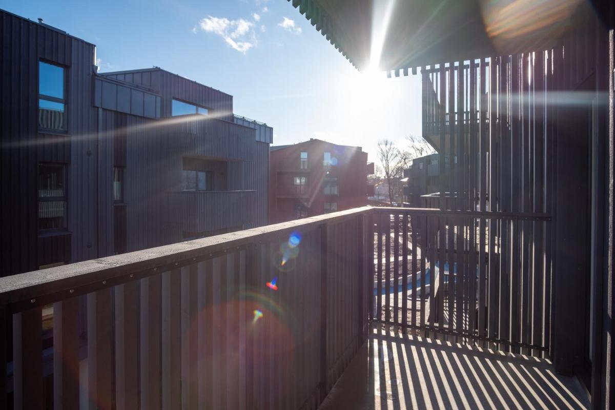 Dream Stay - Brand New Apartment with Balcony & Free Parking - Housity