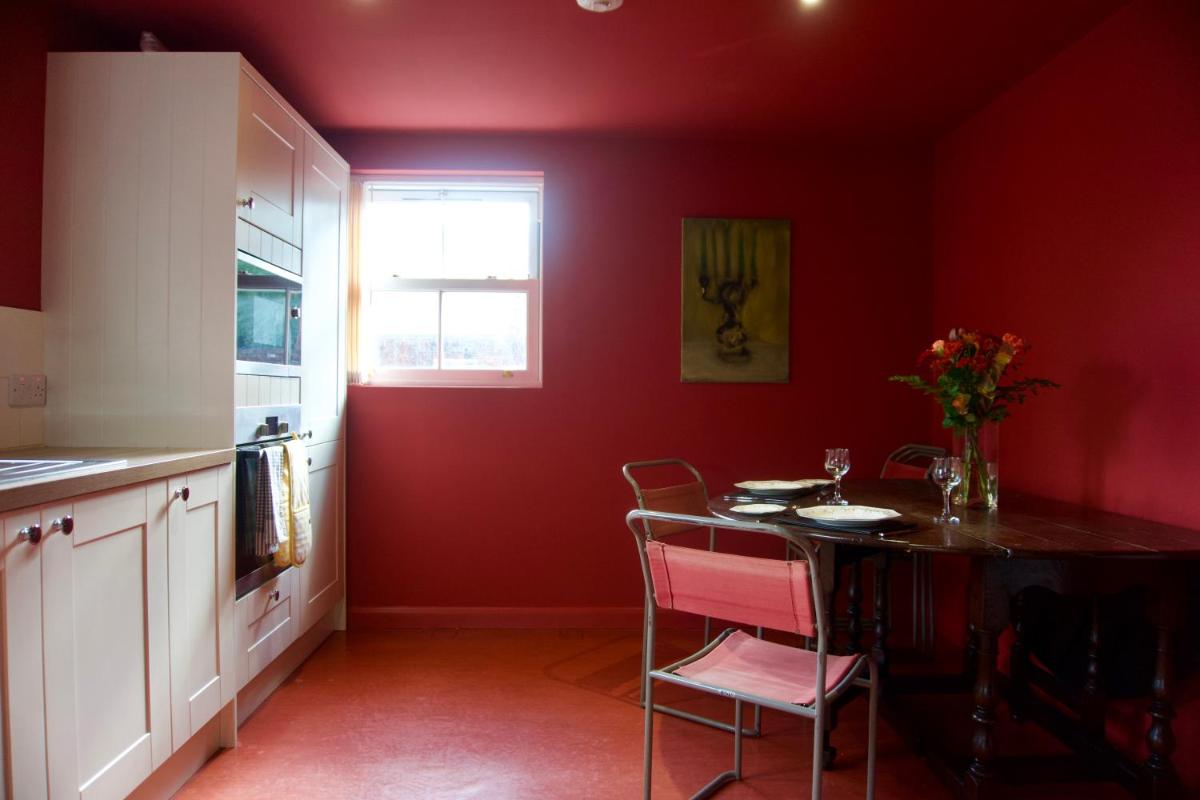 Stunning Apartment with Courtyard Near The Waterfront Ipswich - Housity