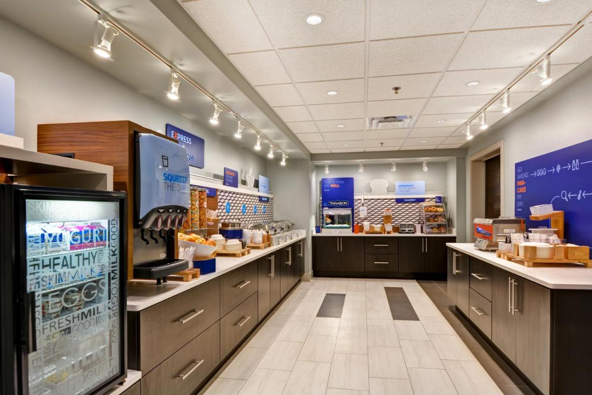 Holiday Inn Express Hotel & Suites Milwaukee-New Berlin by IHG - Housity