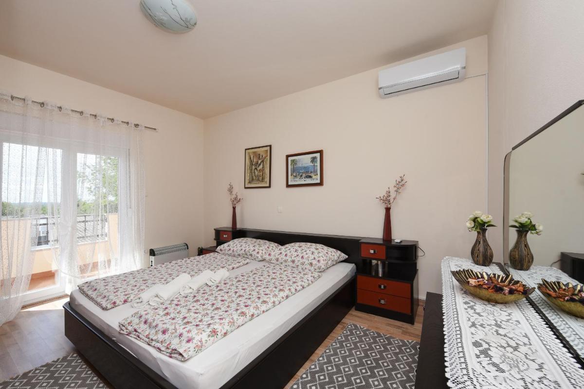 Villa Delmonicos - Housity
