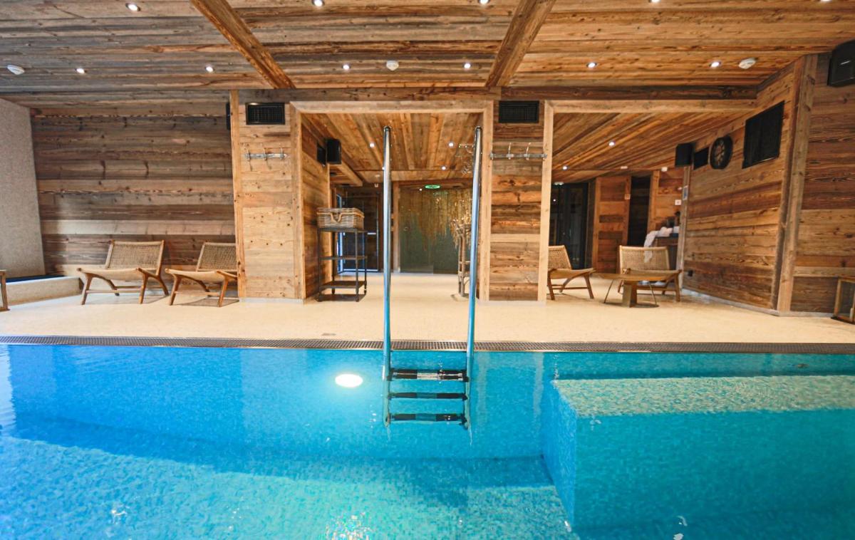 Piscine de l'établissement Hotel Le V de Vaujany ou située à proximité