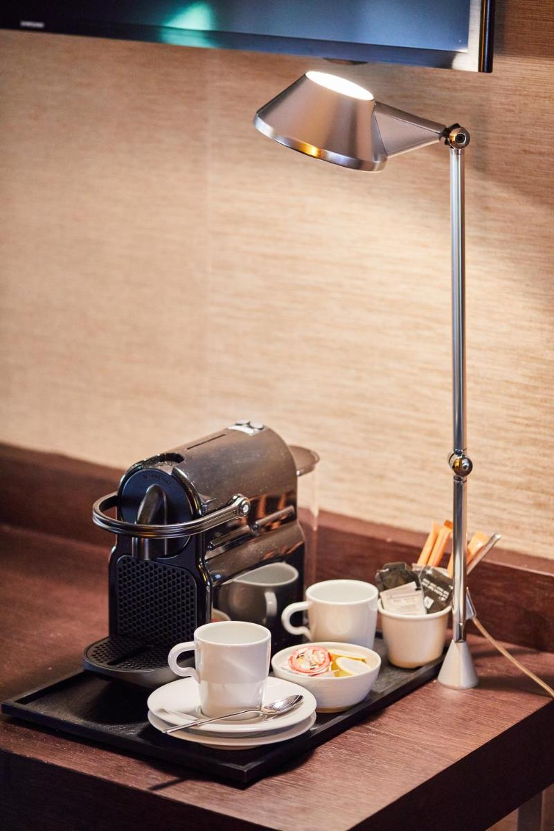 Utensilios para hacer té y café en Silken Gran hotel Durango